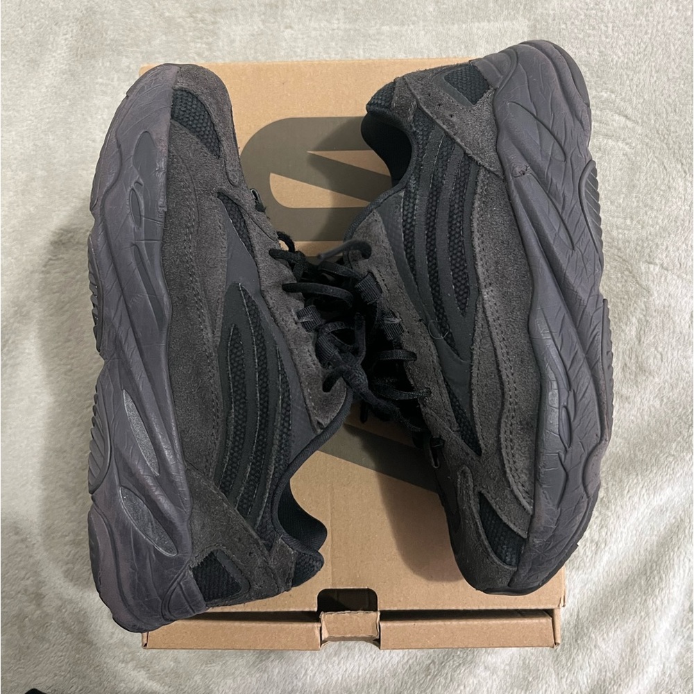 Yeezy Boost 700 V2 Kids Vanta - Picture 3 of 16